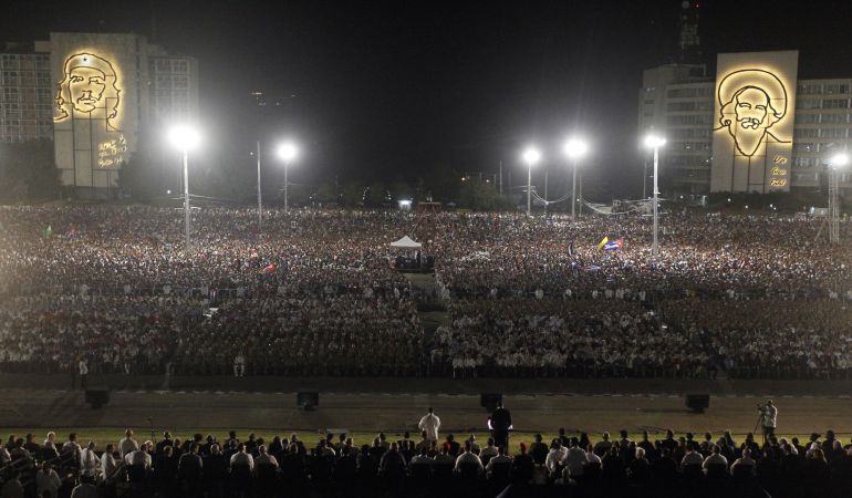 Miles de cubanos han participado en el acto celebrado para despedir a Fidel Castro, en la Plaza de la Revolución de La Habana (Cuba). Miles de cubanos han participado en el acto celebrado para despedir a Fidel Castro, en la Plaza de la Revolución de La Habana (Cuba).