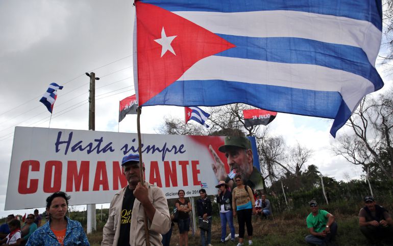 Un grupo de personas espera el paso de la caravana con las cenizas del fallecido líder cubano Fidel Castro hoy, jueves 1 de diciembre de 2016, en las afueras del pueblo de Jatibonico, en la provincia de Sancti Spiritus (Cuba). Un grupo de personas espera el paso de la caravana con las cenizas del fallecido líder cubano Fidel Castro hoy, jueves 1 de diciembre de 2016, en las afueras del pueblo de Jatibonico, en la provincia de Sancti Spiritus (Cuba).