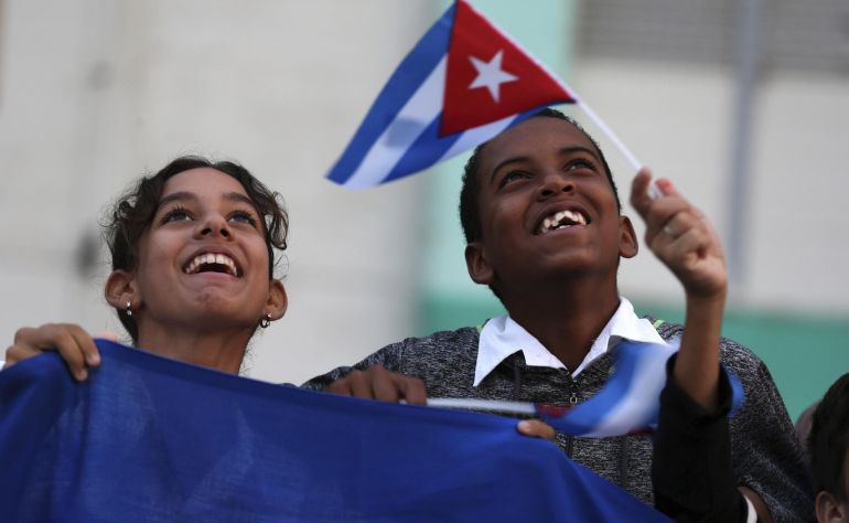 Cubanos saludan al paso de la caravana con las cenizas del fallecido líder de la revolución cubana, Fidel Castro Cubanos saludan al paso de la caravana con las cenizas del fallecido líder de la revolución cubana, Fidel Castro