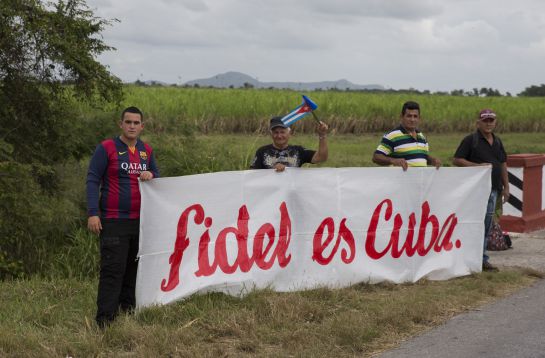 Cubanos a la espera de la caravana con los restos de Fidel Cubanos a la espera de la caravana con los restos de Fidel