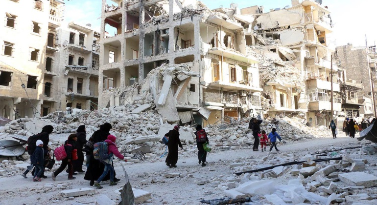 Un grupo de familias desplazadas abandonaban el pasado 29 de noviembre los barrios del este de Alepo, (Siria). Un grupo de familias desplazadas abandonaban el pasado 29 de noviembre los barrios del este de Alepo, (Siria).