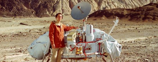 Sagan junto a una maqueta de las sondas Viking Sagan junto a una maqueta de las sondas Viking
