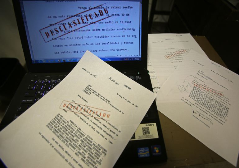 Obligan al vegano de la oficina a comerse las hojas de un documento confidencial Obligan al vegano de la oficina a comerse las hojas de un documento confidencial