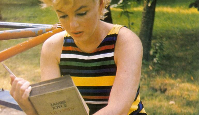 Imagen de Marilyn Monroe terminando de leer el 'Ulises' de James Joyce. Imagen de Marilyn Monroe terminando de leer el 'Ulises' de James Joyce.