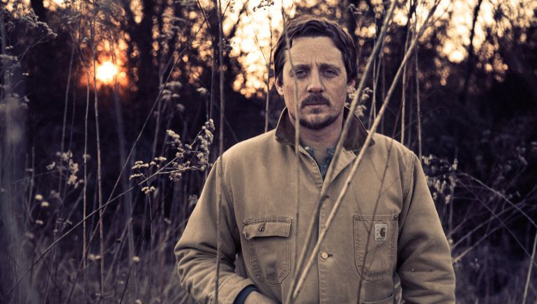 Sturgill Simpson en una fotografía promocional Sturgill Simpson en una fotografía promocional