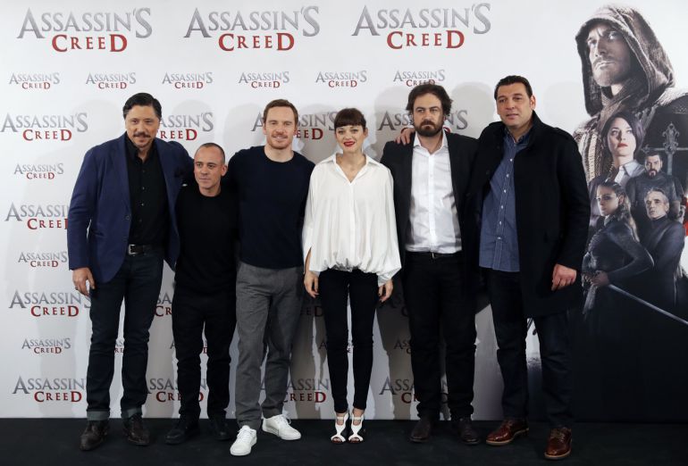 El director de la película "Assassin's Creed", Justin Kurzel posa con los actores de izda. a dcha. Carlos Bardem, Javier Gutiérrez, Michael Fassbender, Marion Cotillard, y Hovik Keuchkerian durante la presentación de esta adaptación cinematográfica del famoso videojuego que ha tenido lugar hoy en Madrid El director de la película "Assassin's Creed", Justin Kurzel posa con los actores de izda. a dcha. Carlos Bardem, Javier Gutiérrez, Michael Fassbender, Marion Cotillard, y Hovik Keuchkerian durante la presentación de esta adaptación cinematográfica del famoso videojuego que ha tenido lugar hoy en Madrid