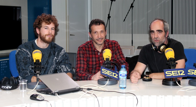 De izquierda a derecha, el actor Álvaro Cervantes, el director Salvador Calvo y el actor Luis Tosar. De izquierda a derecha, el actor Álvaro Cervantes, el director Salvador Calvo y el actor Luis Tosar.