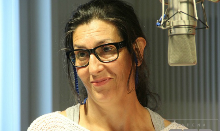 Elvira Mínguez durante la grabación del radioteatro de la 'Mesa costumbrista'. Elvira Mínguez durante la grabación del radioteatro de la 'Mesa costumbrista'.