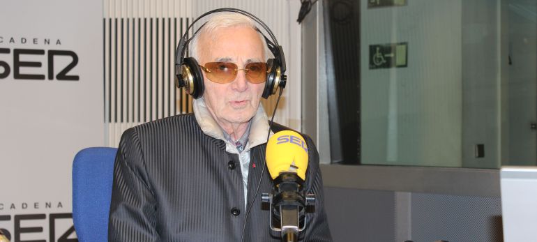 Charles Aznavour charla con Gemma Nierga sobre su larga trayectoria musical. Charles Aznavour charla con Gemma Nierga sobre su larga trayectoria musical.