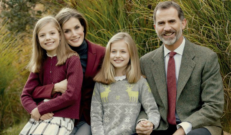 Los Reyes felicitan la Navidad con sus hijas en los jardines de Zarzuela. Los Reyes felicitan la Navidad con sus hijas en los jardines de Zarzuela.