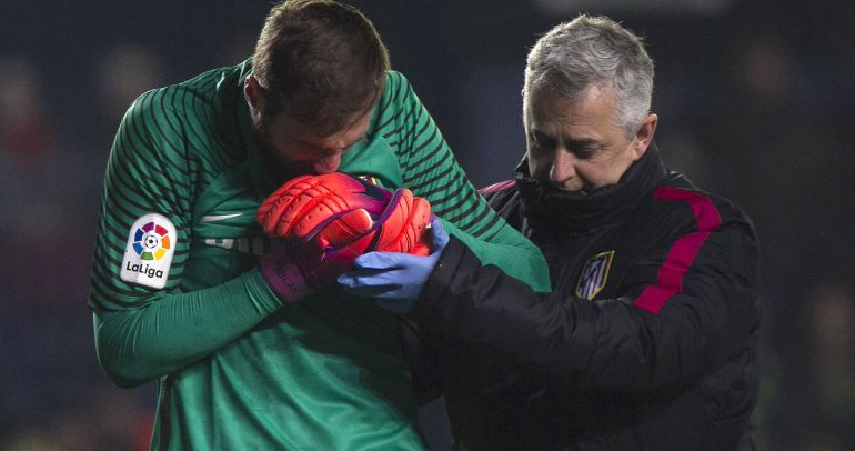Oblak se marchó de El Madrigal muy dolorido de su hombro Oblak se marchó de El Madrigal muy dolorido de su hombro