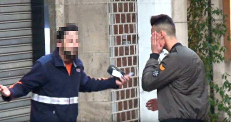 Imagen del vídeo en el que el 'youtuber' MrGranboma insulta a un repartidos y este le suelta una bofetada. Imagen del vídeo en el que el 'youtuber' MrGranboma insulta a un repartidos y este le suelta una bofetada.