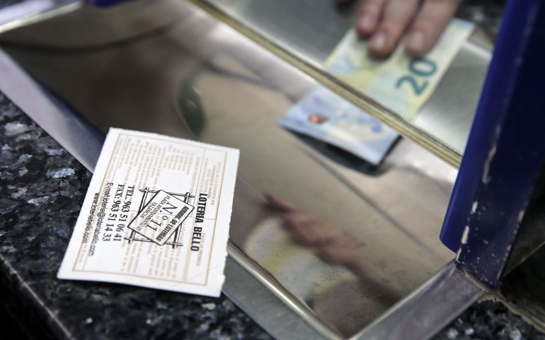 Lotería Navidad: "Es más fácil que te caiga un rayo a que te toque el gordo" Lotería Navidad: "Es más fácil que te caiga un rayo a que te toque el gordo"
