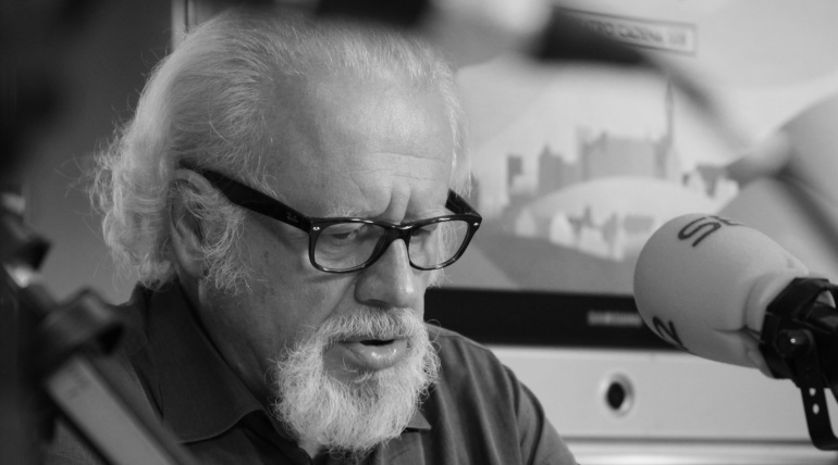 El actor Juan Echanove durante la grabación de 'Cuento de Navidad' en un estudio de la Cadena SER. El actor Juan Echanove durante la grabación de 'Cuento de Navidad' en un estudio de la Cadena SER.