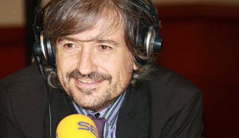El periodista Carles Capdevila ante un micrófono de la Cadena SER en una imagen de archivo. El periodista Carles Capdevila ante un micrófono de la Cadena SER en una imagen de archivo.