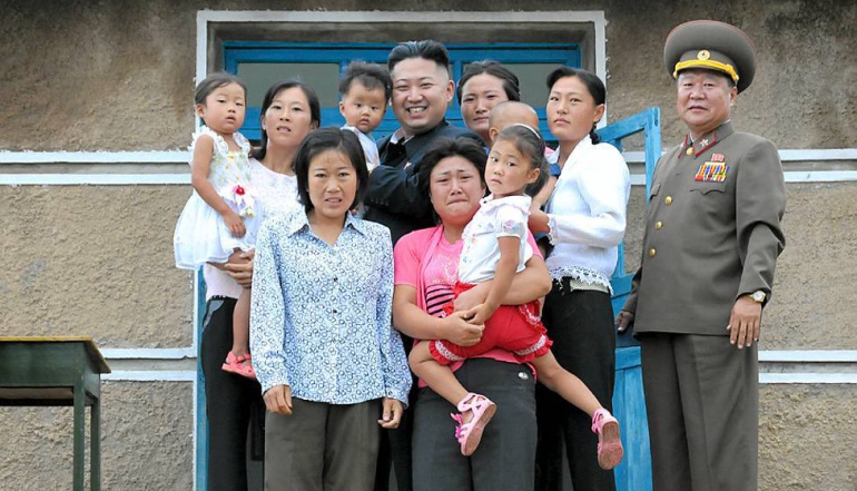 Imagen fechada en agosto de 2012 por la agencia oficial de noticias al sur de la capital, Pyongyang. La fuente no explica la tensión que revela el gesto de los ciudadanos que acompañan a Kim Jong-un Imagen fechada en agosto de 2012 por la agencia oficial de noticias al sur de la capital, Pyongyang. La fuente no explica la tensión que revela el gesto de los ciudadanos que acompañan a Kim Jong-un