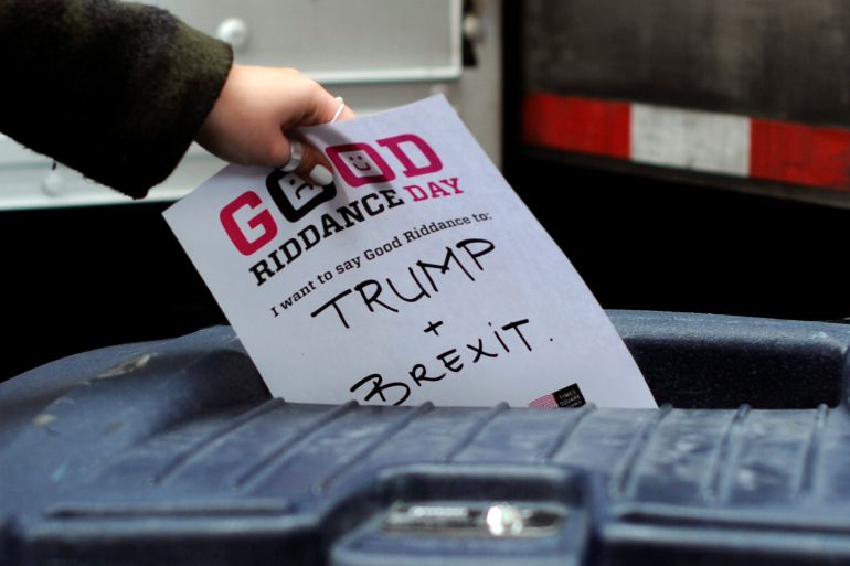 Un participante en el "Good Riddance Day" introduce en una papelera un papel con el mensaje "Trump y Brexit". Esta jornada se organiza en Nueva York cada 28 de diciembre para dejar atrás los malos recuerdos de cada año. Un participante en el "Good Riddance Day" introduce en una papelera un papel con el mensaje "Trump y Brexit". Esta jornada se organiza en Nueva York cada 28 de diciembre para dejar atrás los malos recuerdos de cada año.