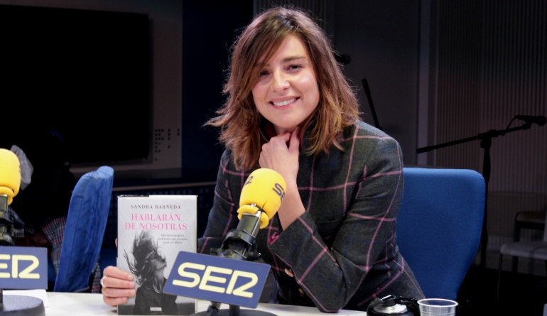 La periodista y escritrora Sandra Barneda posa con un ejemplar de su último libro 'Hablarán de nosotras'. La periodista y escritrora Sandra Barneda posa con un ejemplar de su último libro 'Hablarán de nosotras'.