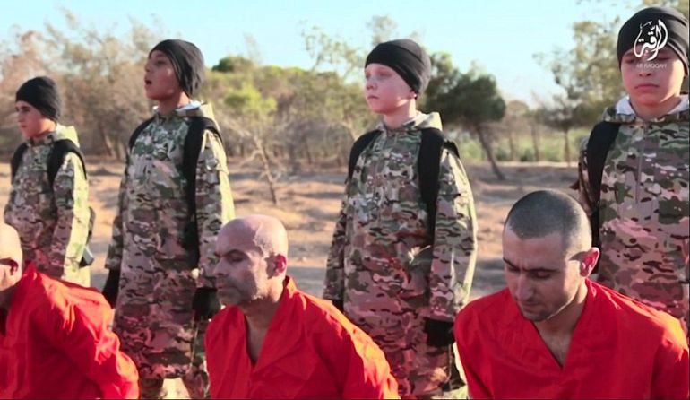 Imagen de un vídeo de niños ejecutando a prisioneros publicado por el Estado Islámico Imagen de un vídeo de niños ejecutando a prisioneros publicado por el Estado Islámico