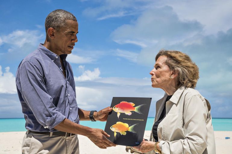 La legendaria científica y exploradora de los océanos profundos, la Dra. Sylvia Earle, le entrega al Presidente Obama una fotografía del pez que ahora lleva su nombre. La legendaria científica y exploradora de los océanos profundos, la Dra. Sylvia Earle, le entrega al Presidente Obama una fotografía del pez que ahora lleva su nombre.