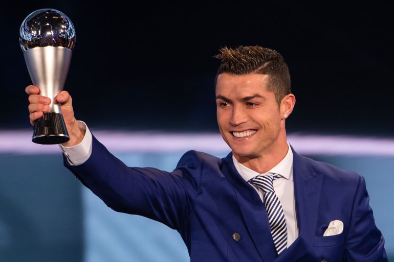 Cristiano Ronaldo levanta el trofeo 'The Best' logrado este lunes en Suiza Cristiano Ronaldo levanta el trofeo 'The Best' logrado este lunes en Suiza