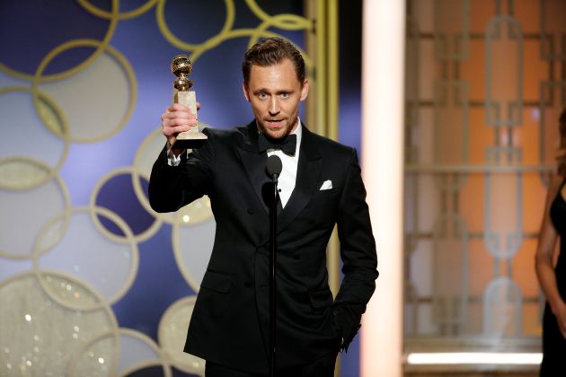 El actor Tom Hiddleston, al recoger su premio como mejor intérprete de miniserie El actor Tom Hiddleston, al recoger su premio como mejor intérprete de miniserie