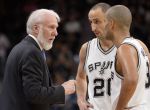 Gregg Popovich habla con los jugadores Manu Ginobili y Tony Parker