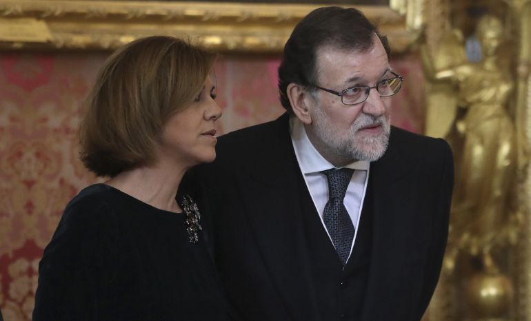 El presidente del Gobierno, Mariano Rajoy (d), junto a la ministra de Defensa, María Dolores de Cospedal (i), durante la la celebración de la Pascua Militar que ha presidido el rey Felipe VI en el Palacio Real. El presidente del Gobierno, Mariano Rajoy (d), junto a la ministra de Defensa, María Dolores de Cospedal (i), durante la la celebración de la Pascua Militar que ha presidido el rey Felipe VI en el Palacio Real.