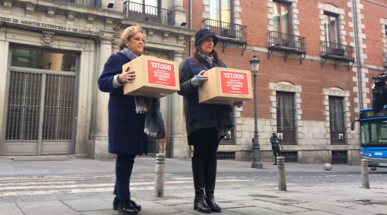 Dos integrantes de la Asociación de Familiares de Víctimas del Yak-42, entregan firmas para pedir el cese de Trillo. Dos integrantes de la Asociación de Familiares de Víctimas del Yak-42, entregan firmas para pedir el cese de Trillo.