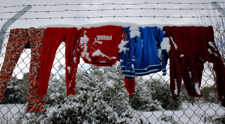 Ropa tendida en la alambrada de un campo de refugiados al norte de Grecia. Ropa tendida en la alambrada de un campo de refugiados al norte de Grecia.