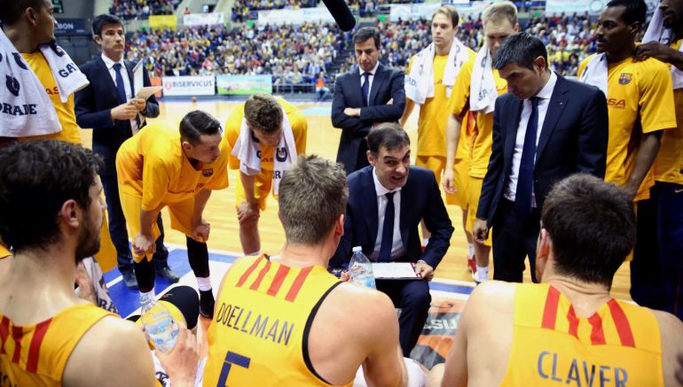 Georgios Bartzokas, con los jugadores del equipo de baloncesto del Barcelona. Georgios Bartzokas, con los jugadores del equipo de baloncesto del Barcelona.
