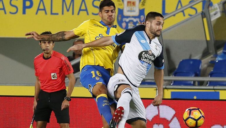 Aythami pugna con Andone en un lance del Las Palmas-Deportivo Aythami pugna con Andone en un lance del Las Palmas-Deportivo