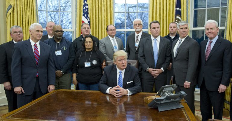El presidente estadounidense, Donald J. Trump posa con líderes de la organización American Labor en la Casa Blanca El presidente estadounidense, Donald J. Trump posa con líderes de la organización American Labor en la Casa Blanca