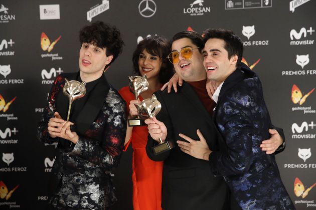 Los realizadores Javier Ambrossi (i) y Javier Calvo (d), acompañados por los actores Brays Efe (2d) y Belén Cuesta, tras recibir varios galardones por su trabajo en la serie de comedia 'Paquita Salas' Los realizadores Javier Ambrossi (i) y Javier Calvo (d), acompañados por los actores Brays Efe (2d) y Belén Cuesta, tras recibir varios galardones por su trabajo en la serie de comedia 'Paquita Salas'