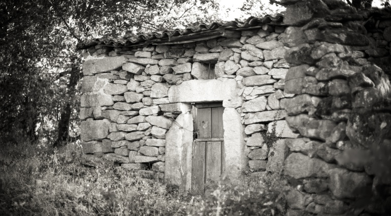 Imagen de una vieja casa de piedra en Navaluenga, provincia de Ávila. Imagen de una vieja casa de piedra en Navaluenga, provincia de Ávila.