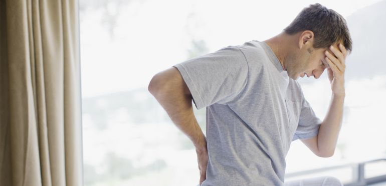 Hombre con dolor de espalda. Hombre con dolor de espalda.