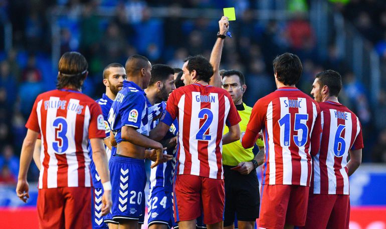 Los jugadores de Alavés y Atlético protestan una acción arbitral Los jugadores de Alavés y Atlético protestan una acción arbitral