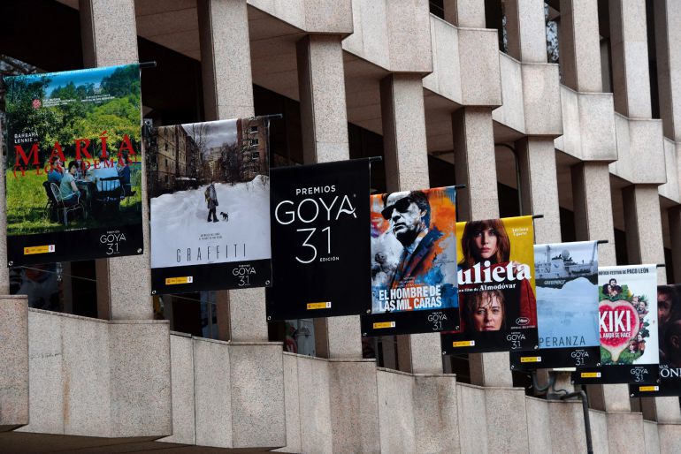Vista parcial de la fachada del ministerio de Cultura donde se encuentran colgados los carteles de las peliculas nominadas en la 31 edición de los Premios Goya Vista parcial de la fachada del ministerio de Cultura donde se encuentran colgados los carteles de las peliculas nominadas en la 31 edición de los Premios Goya
