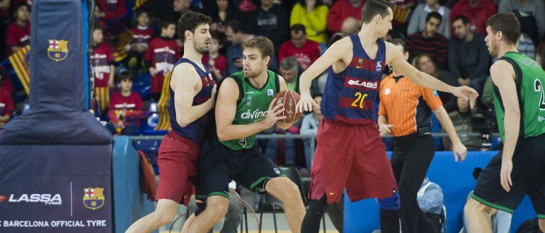 El jugador de "la Penya", Garrett Stutz, intentándo abrirse camino ante la la oposición del Barça. El jugador de "la Penya", Garrett Stutz, intentándo abrirse camino ante la la oposición del Barça.