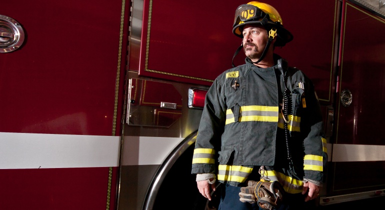 Un bombero posa junto a uno de los camiones con el que realizan las intervenciones. Un bombero posa junto a uno de los camiones con el que realizan las intervenciones.