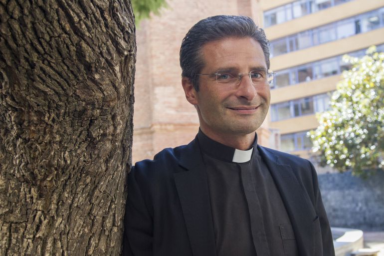 Imagen de archivo del Krzysztof Charamsa, el sacerdote expulsado del Vaticano tras hacer público que es gay Imagen de archivo del Krzysztof Charamsa, el sacerdote expulsado del Vaticano tras hacer público que es gay