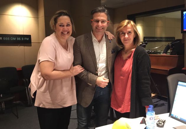 Krysztof Charamsa junto a Mayka Navarro y Gemma Nierga en los estudios de Radio Barcelona Krysztof Charamsa junto a Mayka Navarro y Gemma Nierga en los estudios de Radio Barcelona