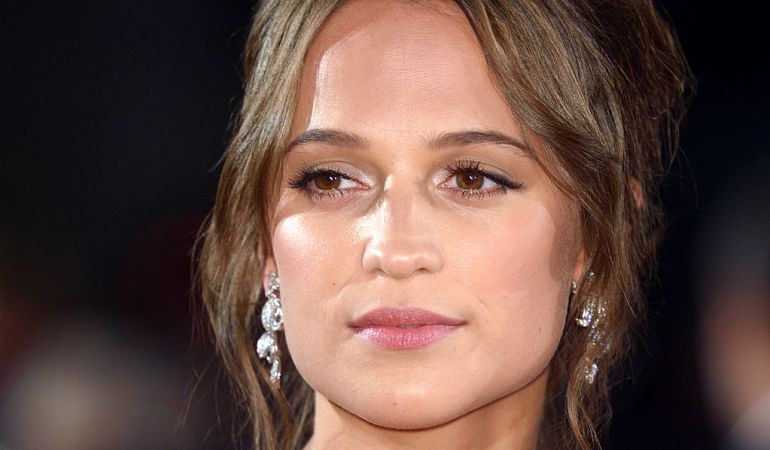 Alicia Vikander, en un estreno el 19 de octubre de 2016 en Londres. Alicia Vikander, en un estreno el 19 de octubre de 2016 en Londres.