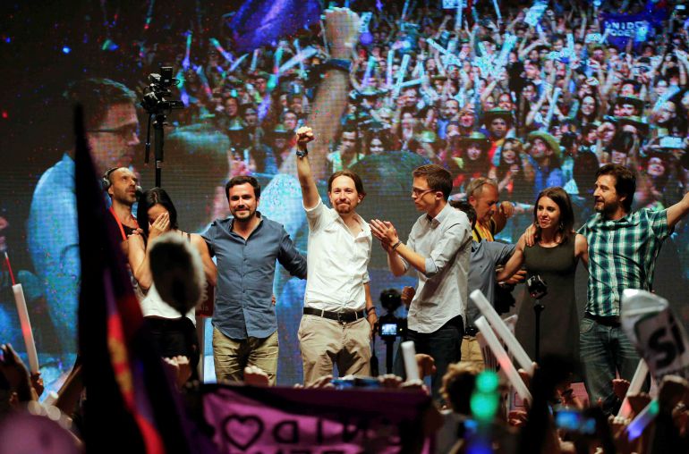 Pablo Iglesias levanta el puño en la plaza del Museo Reino Sofía tras las elecciones del 26-J Pablo Iglesias levanta el puño en la plaza del Museo Reino Sofía tras las elecciones del 26-J