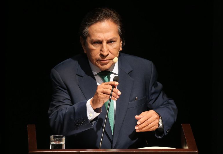 Fotografía de archivo fechada el 25 de enero de 2016 que muestra al entonces candidato presidencial y expresidente peruano Alejandro Toledo durante la exposición de su plan de Gobierno, en la Universidad del Pacífico, en Lima (Perú). La Fiscalía de Perú solicitó hoy, martes 7 de febrero de 2017, al Poder Judicial que dicte una orden de prisión preventiva por dieciocho meses contra el expresidente Alejandro Toledo (2001-2006) por presuntamente haber recibido 20 millones de dólares en sobornos de la constructora brasileña Odebrecht. Fotografía de archivo fechada el 25 de enero de 2016 que muestra al entonces candidato presidencial y expresidente peruano Alejandro Toledo durante la exposición de su plan de Gobierno, en la Universidad del Pacífico, en Lima (Perú). La Fiscalía de Perú solicitó hoy, martes 7 de febrero de 2017, al Poder Judicial que dicte una orden de prisión preventiva por dieciocho meses contra el expresidente Alejandro Toledo (2001-2006) por presuntamente haber recibido 20 millones de dólares en sobornos de la constructora brasileña Odebrecht.