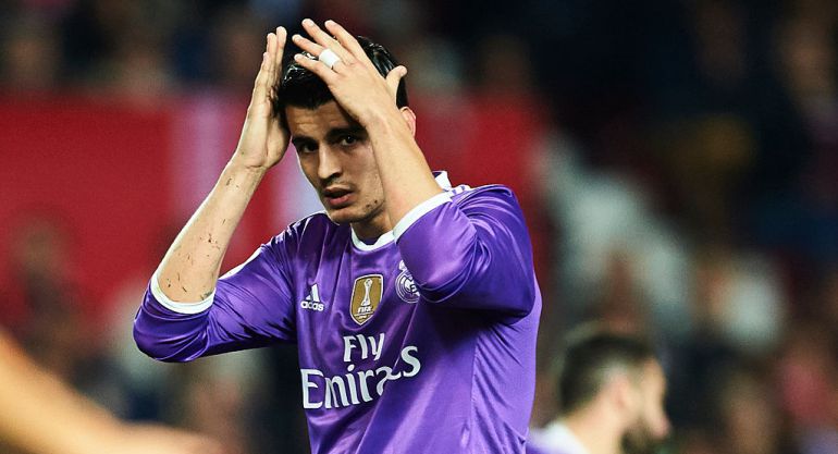 Álvaro Morata se lamenta tras errar una ocasión en un partido Álvaro Morata se lamenta tras errar una ocasión en un partido