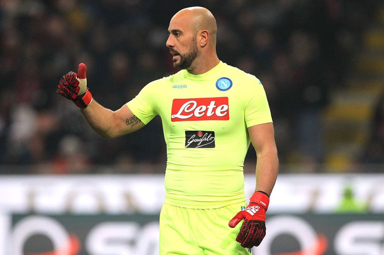 Pepe Reina con la camiseta del Nápoles. Pepe Reina con la camiseta del Nápoles.