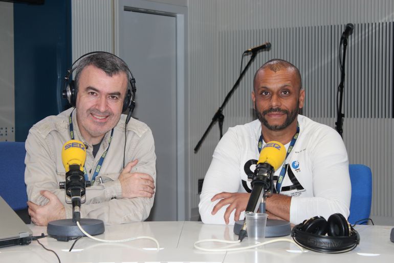 De izquierda a derecha: El escritor Lorenzo Silva y Guillermo de Jorge, suboficial del Ejército de Tierra y poeta, autor de ‘Afganistán: diario de un soldado’. De izquierda a derecha: El escritor Lorenzo Silva y Guillermo de Jorge, suboficial del Ejército de Tierra y poeta, autor de ‘Afganistán: diario de un soldado’.
