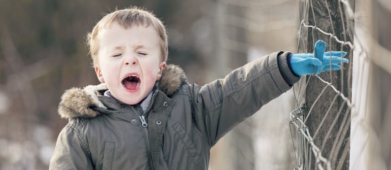 Niño con autismo, grita. Niño con autismo, grita.