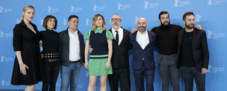 El director de cine, Alex de la Iglesia, posa en el centro junto a parte de actores y productores de su nueva película, 'El Bar', en el Festival Internacional de Cine de Berlín. El director de cine, Alex de la Iglesia, posa en el centro junto a parte de actores y productores de su nueva película, 'El Bar', en el Festival Internacional de Cine de Berlín.